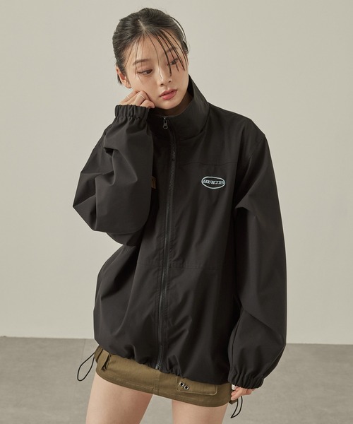 Snap club（スナップクラブ）の「【Snap club】ダブルロゴ刺繍 ドロストビッグスタンドジャケット（ブルゾン・レディース・レッド/ブラック・M/L）」の3枚目の写真