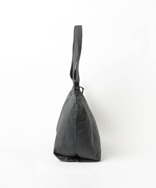 C.P. COMPANY（シーピーカンパニー）の「C.P. Company / TWILL LEFT HAND LOGO BAG（トートバッグ・メンズ・チャコールグレー・ONE SIZE）」の2枚目の写真