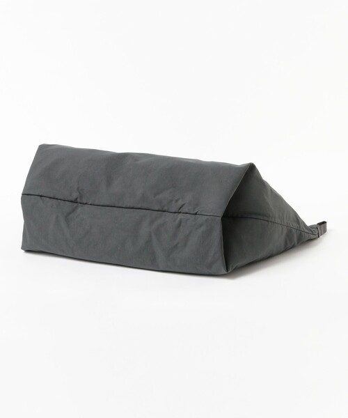 C.P. COMPANY（シーピーカンパニー）の「C.P. Company / TWILL LEFT HAND LOGO BAG（トートバッグ・メンズ・チャコールグレー・ONE SIZE）」の4枚目の写真