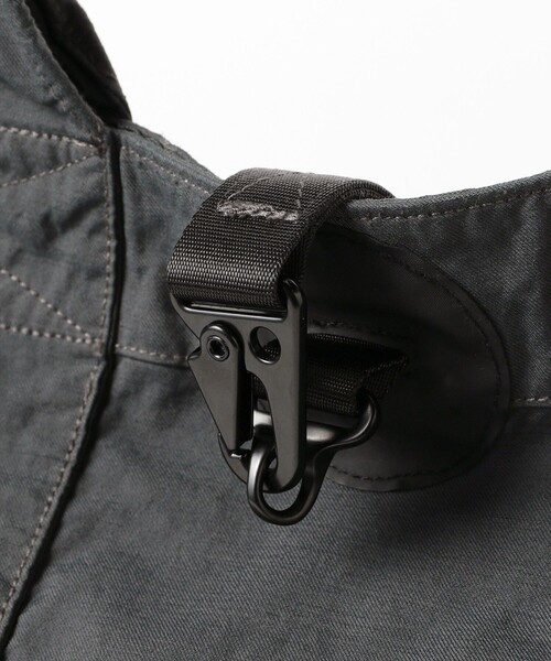 C.P. COMPANY（シーピーカンパニー）の「C.P. Company / TWILL LEFT HAND LOGO BAG（トートバッグ・メンズ・チャコールグレー・ONE SIZE）」の5枚目の写真