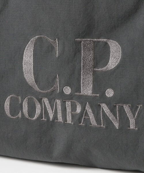 C.P. COMPANY（シーピーカンパニー）の「C.P. Company / TWILL LEFT HAND LOGO BAG（トートバッグ・メンズ・チャコールグレー・ONE SIZE）」の6枚目の写真