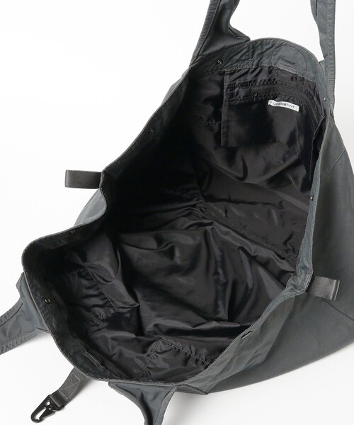 C.P. COMPANY（シーピーカンパニー）の「C.P. Company / TWILL LEFT HAND LOGO BAG（トートバッグ・メンズ・チャコールグレー・ONE SIZE）」の7枚目の写真