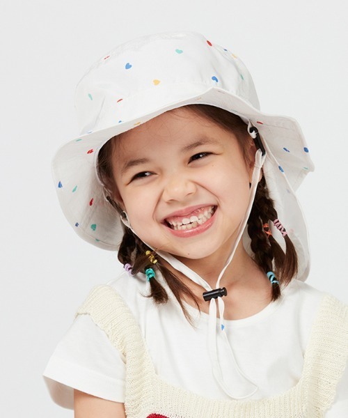 Kids Foret(キッズフォーレ)の「ハート柄撥水ハット・帽子(ハット・キッズ・オフホワイト/ネイビー・50/52/54/56)」の1枚目の写真