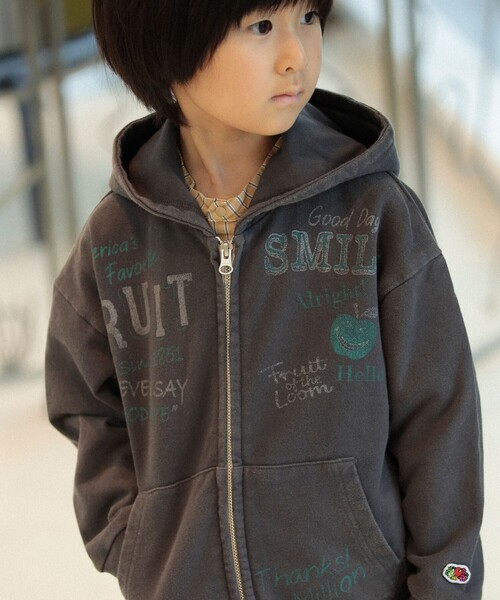 FRUIT OF THE LOOM(フルーツオブザルーム)の「FRUIT OF THE LOOM / プリント パーカー 2025SS(100~140cm)(パーカー・キッズ・ブラック系その他4/ベージュ・110/140/100/120/130)」の2枚目の写真