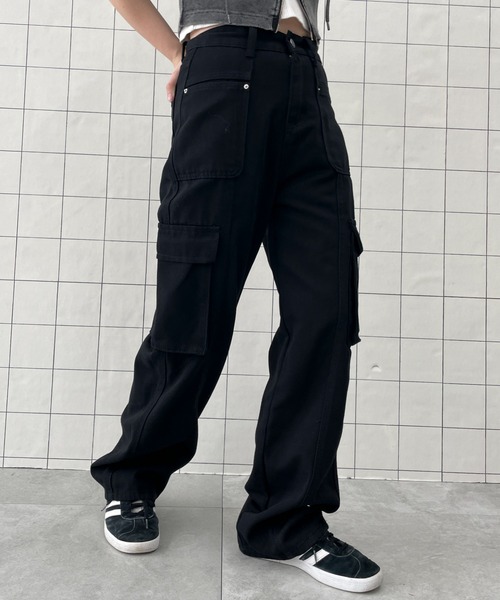 WOND(ウォンド)の「WOND/マルチポケットワイドカーゴパンツ(デニムパンツ・レディース・ブルー/ブラック・SMALL/MEDIUM)」の2枚目の写真