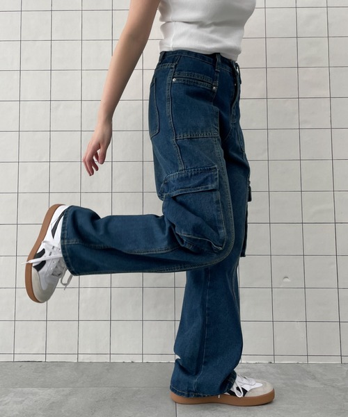 WOND(ウォンド)の「WOND/マルチポケットワイドカーゴパンツ(デニムパンツ・レディース・ブルー/ブラック・SMALL/MEDIUM)」の19枚目の写真