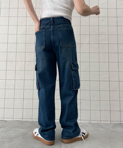 WOND(ウォンド)の「WOND/マルチポケットワイドカーゴパンツ(デニムパンツ・レディース・ブルー/ブラック・SMALL/MEDIUM)」の4枚目の写真