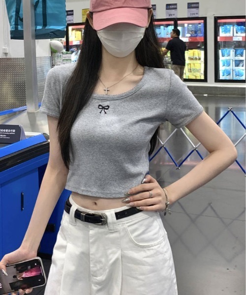 kirakiraShop(キラキラショップ)の「リボン 刺繍 ショート丈 Tシャツ(Tシャツ/カットソー・レディース・ホワイト/クリーム/グレー/ブラック・FREE)」の21枚目の写真