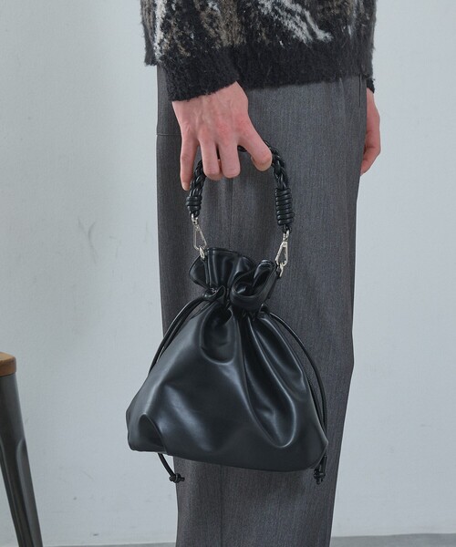 ABAHOUSE（アバハウス）の「【マルチウェイ】 フェイクレザー 巾着ショルダーバッグ / ユニセックス（ショルダーバッグ・メンズ・ブラック/グレイッシュベージュ・フリー）」の4枚目の写真