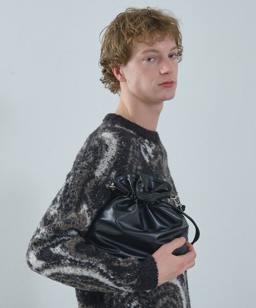 ABAHOUSE（アバハウス）の「【マルチウェイ】 フェイクレザー 巾着ショルダーバッグ / ユニセックス（ショルダーバッグ・メンズ・ブラック/グレイッシュベージュ・フリー）」の5枚目の写真