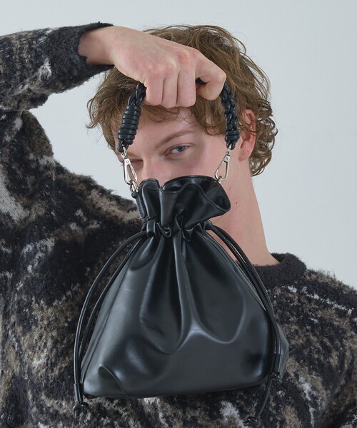 ABAHOUSE（アバハウス）の「【マルチウェイ】 フェイクレザー 巾着ショルダーバッグ / ユニセックス（ショルダーバッグ・メンズ・ブラック/グレイッシュベージュ・フリー）」の6枚目の写真