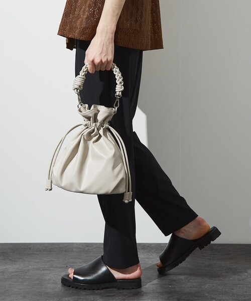 ABAHOUSE（アバハウス）の「【マルチウェイ】 フェイクレザー 巾着ショルダーバッグ / ユニセックス（ショルダーバッグ・メンズ・ブラック/グレイッシュベージュ・フリー）」の14枚目の写真