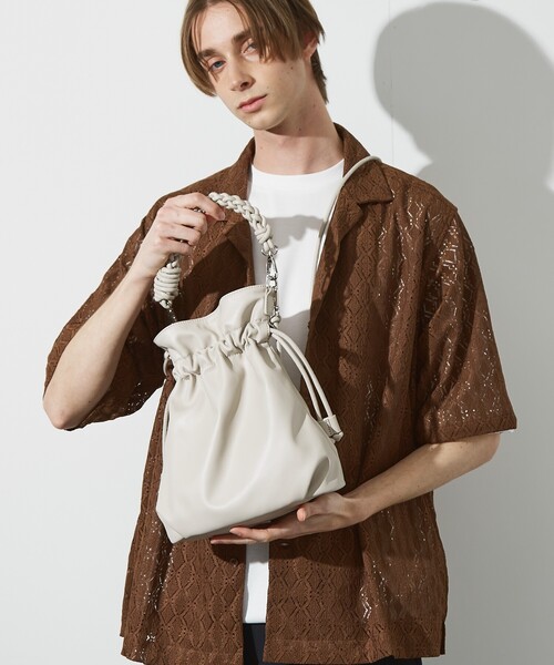 ABAHOUSE（アバハウス）の「【マルチウェイ】 フェイクレザー 巾着ショルダーバッグ / ユニセックス（ショルダーバッグ・メンズ・ブラック/グレイッシュベージュ・フリー）」の15枚目の写真