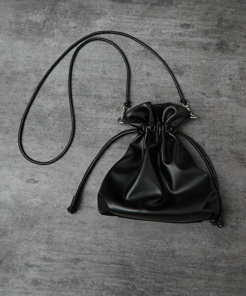 ABAHOUSE（アバハウス）の「【マルチウェイ】 フェイクレザー 巾着ショルダーバッグ / ユニセックス（ショルダーバッグ・メンズ・ブラック/グレイッシュベージュ・フリー）」の18枚目の写真