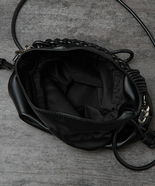 ABAHOUSE（アバハウス）の「【マルチウェイ】 フェイクレザー 巾着ショルダーバッグ / ユニセックス（ショルダーバッグ・メンズ・ブラック/グレイッシュベージュ・フリー）」の8枚目の写真