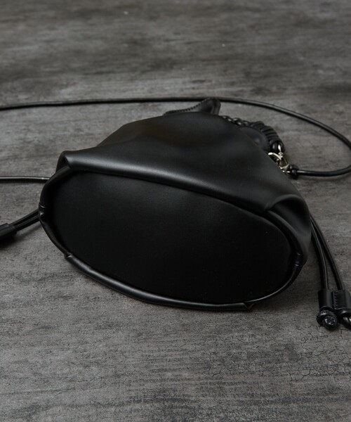 ABAHOUSE（アバハウス）の「【マルチウェイ】 フェイクレザー 巾着ショルダーバッグ / ユニセックス（ショルダーバッグ・メンズ・ブラック/グレイッシュベージュ・フリー）」の9枚目の写真