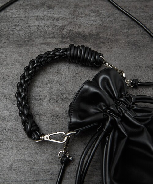 ABAHOUSE（アバハウス）の「【マルチウェイ】 フェイクレザー 巾着ショルダーバッグ / ユニセックス（ショルダーバッグ・メンズ・ブラック/グレイッシュベージュ・フリー）」の10枚目の写真