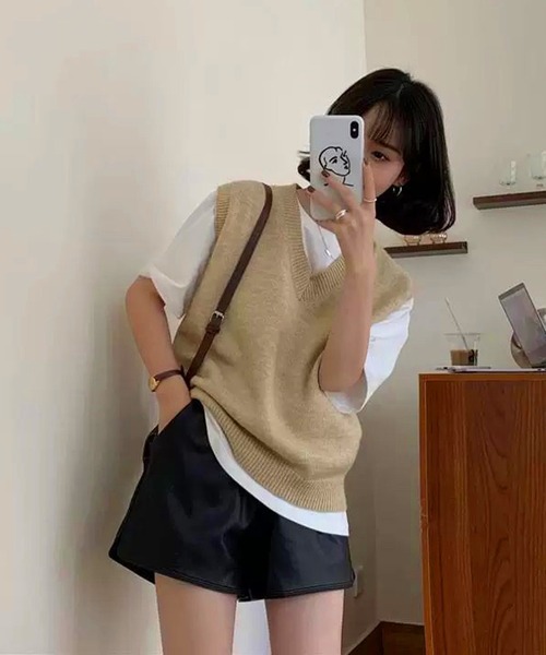 NANEA(ナネア)の「Vネックニットベスト(ベスト・レディース・ベージュ/アイボリー/ブラック/グレー/レッド/ピンク・フリー)」の7枚目の写真