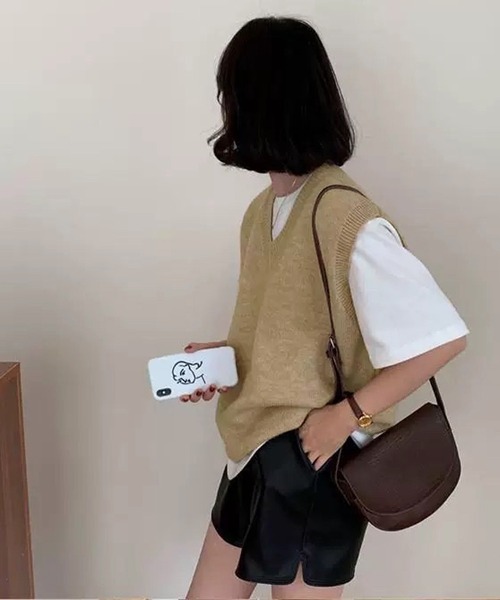 NANEA(ナネア)の「Vネックニットベスト(ベスト・レディース・ベージュ/アイボリー/ブラック/グレー/レッド/ピンク・フリー)」の8枚目の写真