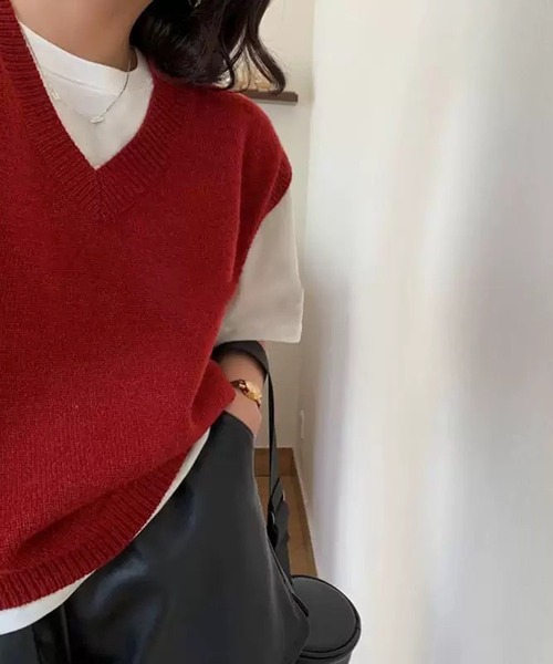 NANEA(ナネア)の「Vネックニットベスト(ベスト・レディース・ベージュ/アイボリー/ブラック/グレー/レッド/ピンク・フリー)」の21枚目の写真