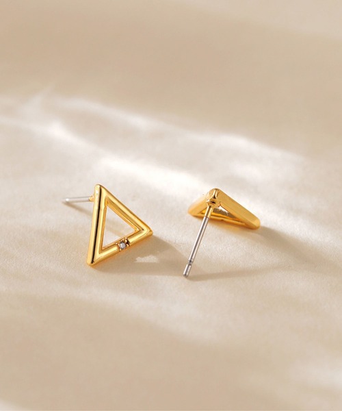 yu-ka(ユーカ)の「YU-KA:トライアングルジルコニアスタッドピアス triangle zirconia stud pierce(ピアス(両耳用)・レディース・ゴールド・FREE)」の2枚目の写真