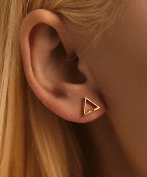 yu-ka(ユーカ)の「YU-KA:トライアングルジルコニアスタッドピアス triangle zirconia stud pierce(ピアス(両耳用)・レディース・ゴールド・FREE)」の3枚目の写真