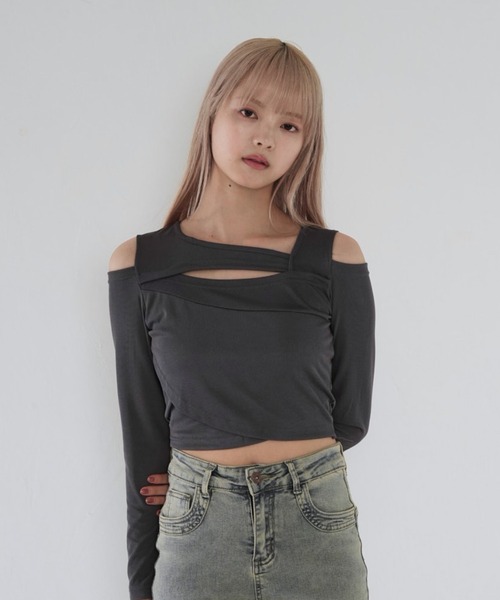 Uenui(ウニュイ)の「カット アウト ショルダー デザイン トップス(Tシャツ/カットソー・レディース・グレー/ブラック・FREE)」の2枚目の写真