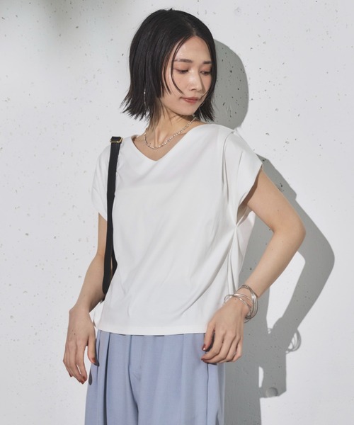 Doux archives(ドゥアルシーヴ)の「肩タックノースリタックプルオーバー(Tシャツ/カットソー・レディース・ブラック/グレイッシュベージュ/オフホワイト・38)」の1枚目の写真