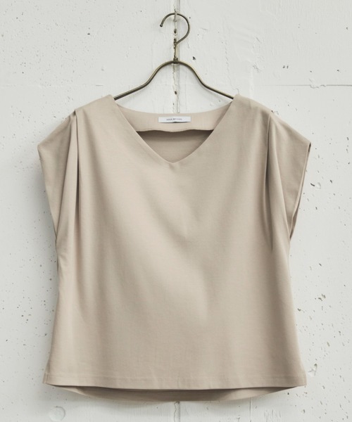 Doux archives(ドゥアルシーヴ)の「肩タックノースリタックプルオーバー(Tシャツ/カットソー・レディース・ブラック/グレイッシュベージュ/オフホワイト・38)」の3枚目の写真