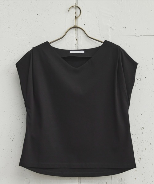 Doux archives(ドゥアルシーヴ)の「肩タックノースリタックプルオーバー(Tシャツ/カットソー・レディース・ブラック/グレイッシュベージュ/オフホワイト・38)」の2枚目の写真
