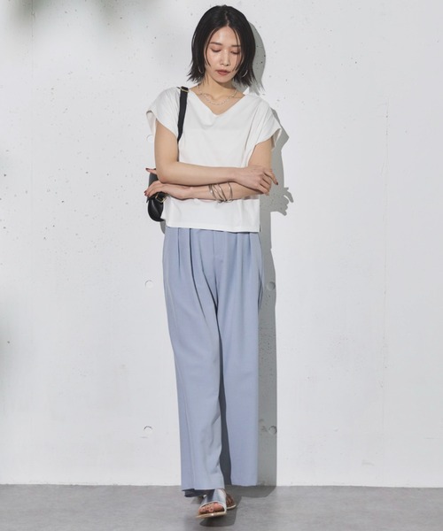 Doux archives(ドゥアルシーヴ)の「肩タックノースリタックプルオーバー(Tシャツ/カットソー・レディース・ブラック/グレイッシュベージュ/オフホワイト・38)」の4枚目の写真