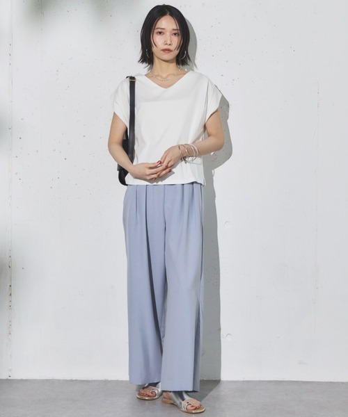 Doux archives(ドゥアルシーヴ)の「肩タックノースリタックプルオーバー(Tシャツ/カットソー・レディース・ブラック/グレイッシュベージュ/オフホワイト・38)」の5枚目の写真