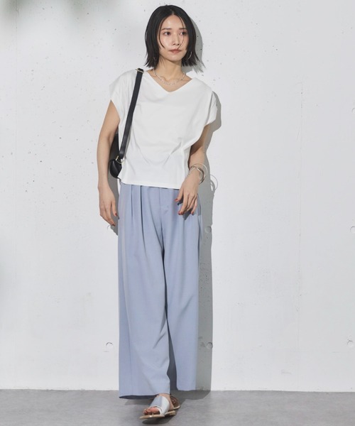 Doux archives(ドゥアルシーヴ)の「肩タックノースリタックプルオーバー(Tシャツ/カットソー・レディース・ブラック/グレイッシュベージュ/オフホワイト・38)」の6枚目の写真
