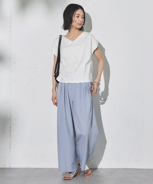 Doux archives(ドゥアルシーヴ)の「肩タックノースリタックプルオーバー(Tシャツ/カットソー・レディース・ブラック/グレイッシュベージュ/オフホワイト・38)」の7枚目の写真
