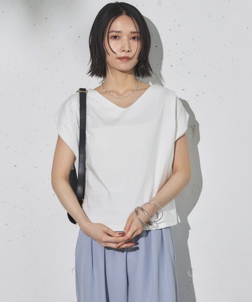 Doux archives(ドゥアルシーヴ)の「肩タックノースリタックプルオーバー(Tシャツ/カットソー・レディース・ブラック/グレイッシュベージュ/オフホワイト・38)」の13枚目の写真