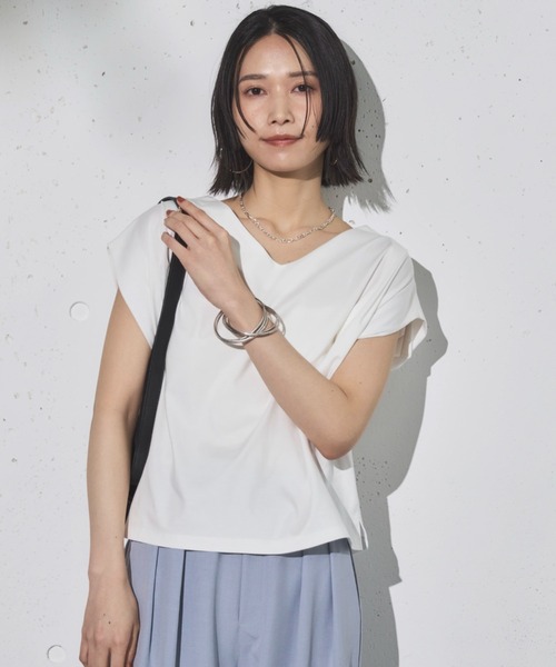 Doux archives(ドゥアルシーヴ)の「肩タックノースリタックプルオーバー(Tシャツ/カットソー・レディース・ブラック/グレイッシュベージュ/オフホワイト・38)」の17枚目の写真
