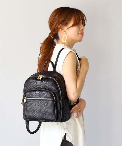 sankyo shokai(サンキョウショウカイ)の「パイソンレザー 本革 リュック 軽い(バックパック/リュック・レディース・ライトブラウン/ナチュラル/アイボリー/ライトピンク/スモークピンク/ブルーグレー/ブラック/ラベンダー・FREE)」の3枚目の写真