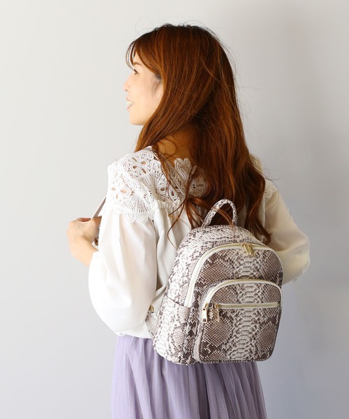 sankyo shokai(サンキョウショウカイ)の「パイソンレザー 本革 リュック 軽い(バックパック/リュック・レディース・ライトブラウン/ナチュラル/アイボリー/ライトピンク/スモークピンク/ブルーグレー/ブラック/ラベンダー・FREE)」の14枚目の写真