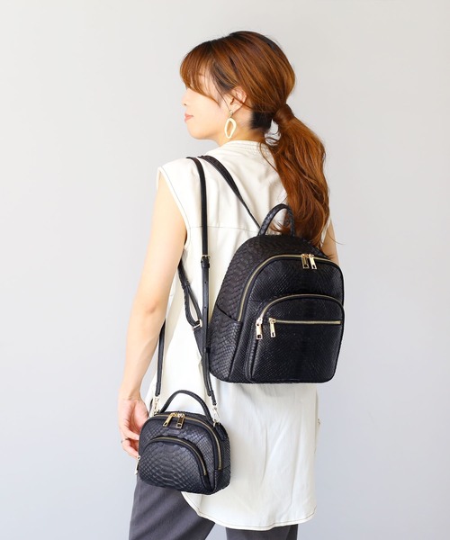 sankyo shokai(サンキョウショウカイ)の「パイソンレザー 本革 リュック 軽い(バックパック/リュック・レディース・ライトブラウン/ナチュラル/アイボリー/ライトピンク/スモークピンク/ブルーグレー/ブラック/ラベンダー・FREE)」の11枚目の写真