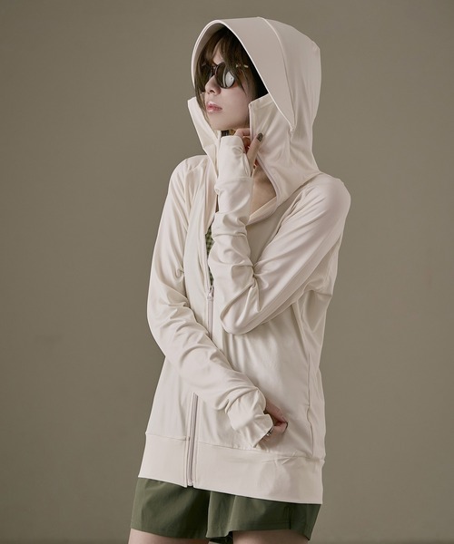 Fashion Letter(ファッションレター)の「UPF50+ 接触冷感 指穴付き ツバ付きロング丈パーカ ラッシュガード 夏服(ラッシュガード・レディース・モカ/ホワイト/ブラック/カーキ/グレー/ブルー系その他/ベージュ/ピンク/アイボリー・L/M/LL)」の6枚目の写真