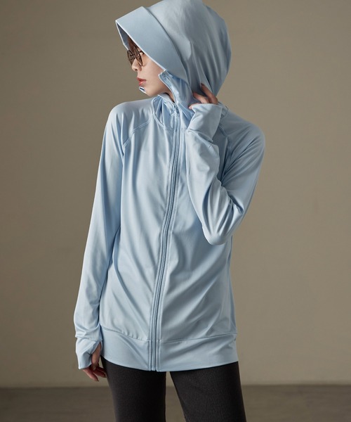 Fashion Letter（ファッションレター）の「UPF50+ 接触冷感 指穴付き ツバ付きロング丈パーカ ラッシュガード（ラッシュガード・レディース・モカ/ホワイト/ブラック/カーキ/グレー/ブルー系その他/ベージュ/ピンク・L/M/LL）」の7枚目の写真