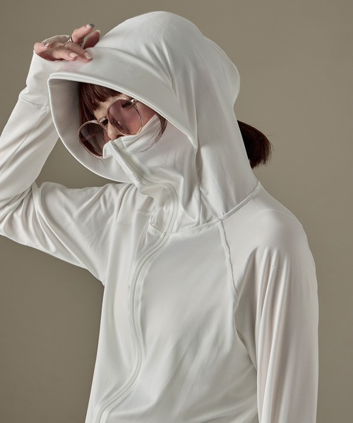 Fashion Letter（ファッションレター）の「UPF50+ 接触冷感 指穴付き ツバ付きロング丈パーカ ラッシュガード（ラッシュガード・レディース・モカ/ホワイト/ブラック/カーキ/グレー/ブルー系その他/ベージュ/ピンク・L/M/LL）」の2枚目の写真