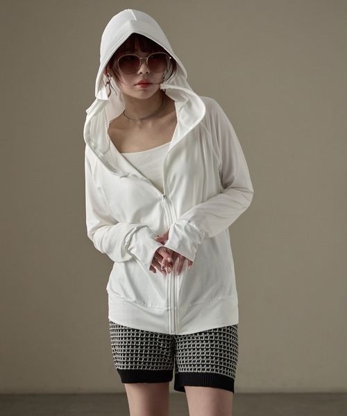 Fashion Letter（ファッションレター）の「UPF50+ 接触冷感 指穴付き ツバ付きロング丈パーカ ラッシュガード（ラッシュガード・レディース・モカ/ホワイト/ブラック/カーキ/グレー/ブルー系その他/ベージュ/ピンク・L/M/LL）」の17枚目の写真