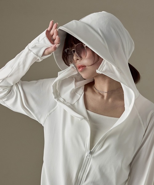 Fashion Letter（ファッションレター）の「UPF50+ 接触冷感 指穴付き ツバ付きロング丈パーカ ラッシュガード（ラッシュガード・レディース・モカ/ホワイト/ブラック/カーキ/グレー/ブルー系その他/ベージュ/ピンク・L/M/LL）」の18枚目の写真