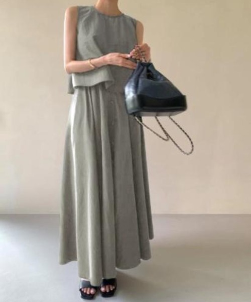 Aelina(エリナ)の「クルーネックノースリーブトップス&スカートセットアップ(セットアップ・レディース・ベージュ/ネイビー/ライトグレー/ホワイト・F)」の3枚目の写真