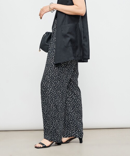 NOLLEY’S(ノーリーズ)の「ウォッシャブルバックサテンセミワイドパンツ(その他パンツ・レディース・ブラック系その他3/ブラック・38/36)」の4枚目の写真