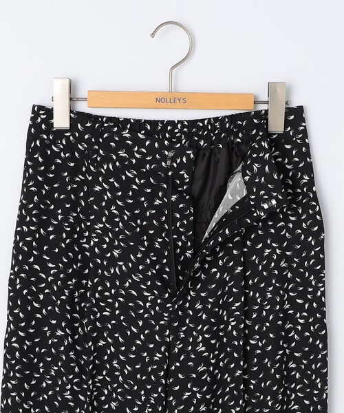 NOLLEY’S(ノーリーズ)の「ウォッシャブルバックサテンセミワイドパンツ(その他パンツ・レディース・ブラック系その他3/ブラック・38/36)」の16枚目の写真