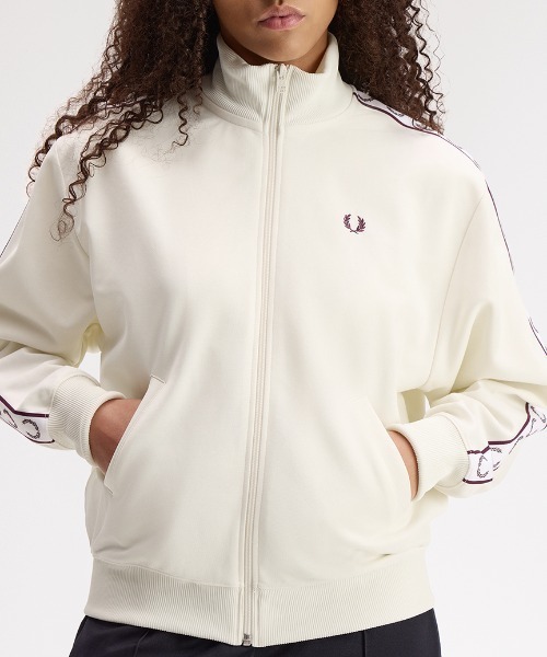 FRED PERRY（フレッドペリー）の「Taped Track Jacket／フレッドペリートラックジャケット（ジャージ・レディース・オフホワイト/チャコールグレー/ブラック/ベージュ・10）」の11枚目の写真
