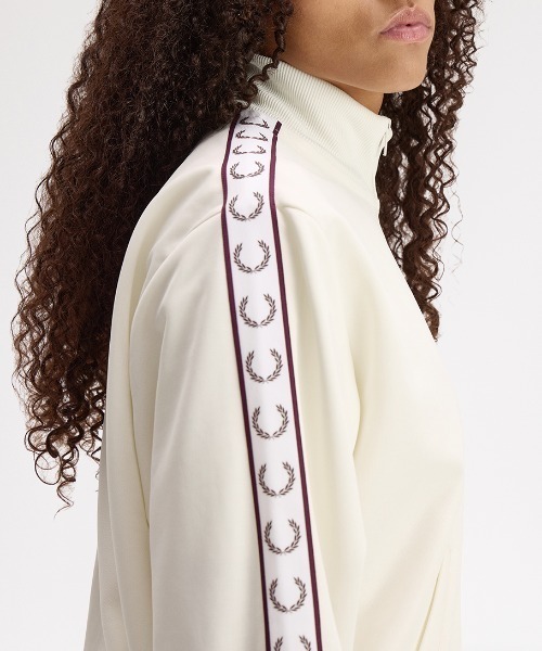 FRED PERRY（フレッドペリー）の「Taped Track Jacket／フレッドペリートラックジャケット（ジャージ・レディース・オフホワイト/チャコールグレー/ブラック/ベージュ・10）」の12枚目の写真