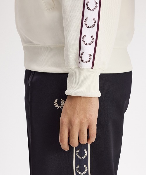 FRED PERRY（フレッドペリー）の「Taped Track Jacket／フレッドペリートラックジャケット（ジャージ・レディース・オフホワイト/チャコールグレー/ブラック/ベージュ・10）」の13枚目の写真